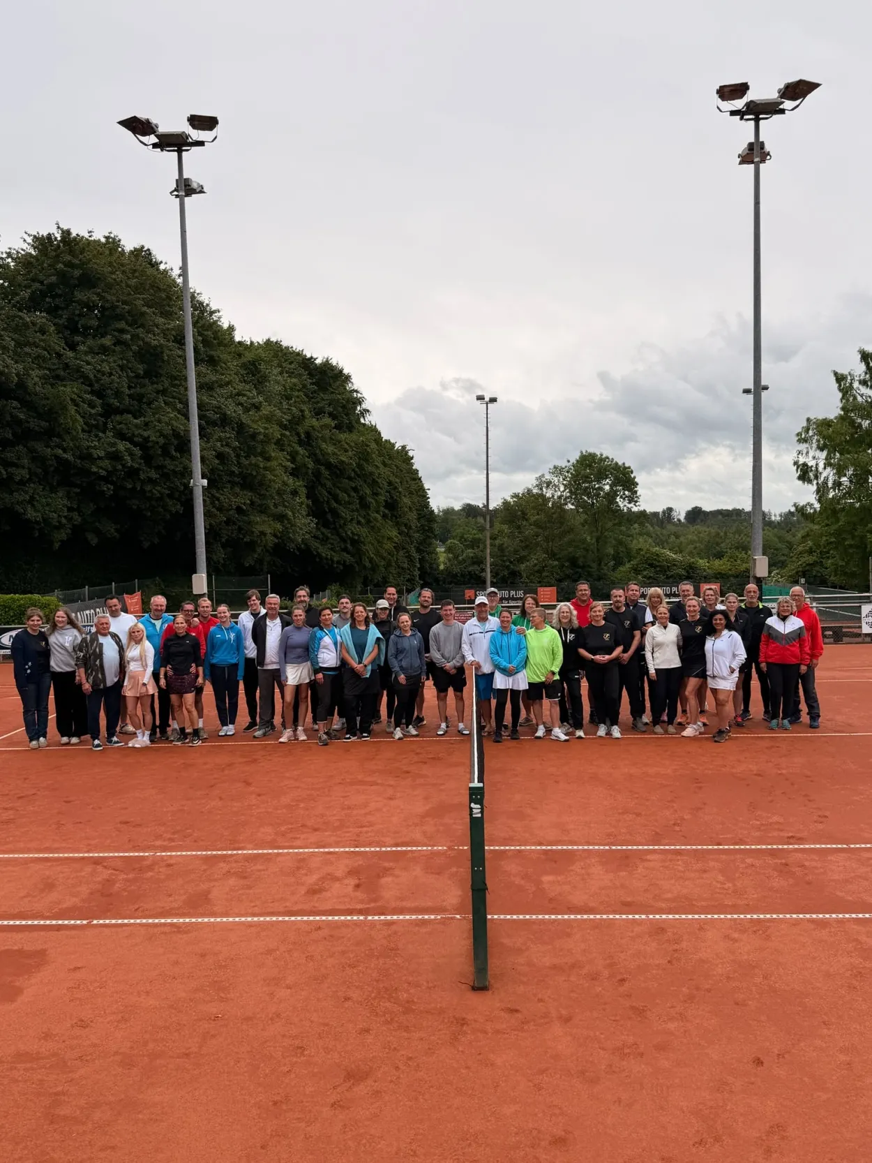 Leider keine Bildbeschreibung für gruppenbild.jpg vorhanden.