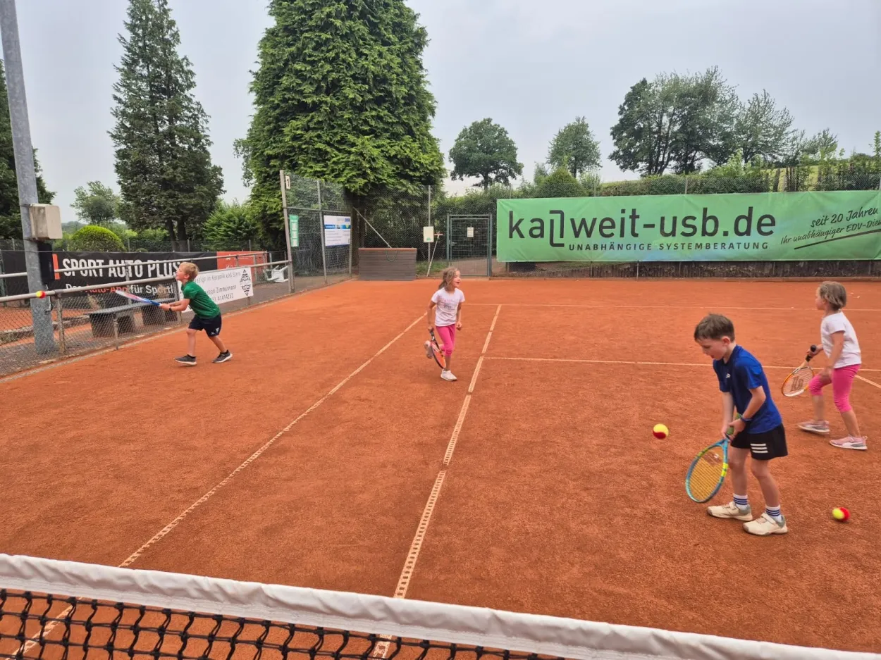 Leider keine Bildbeschreibung für 25 tenniscamp (5).jpg vorhanden.